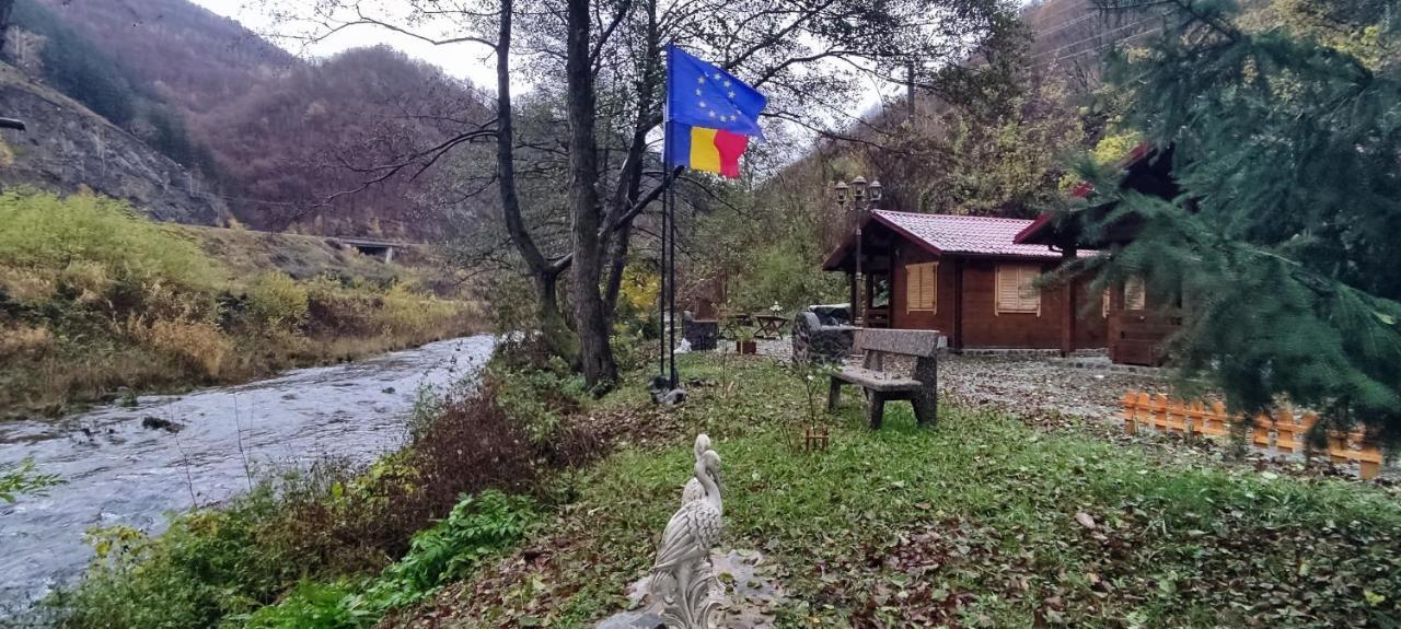 Eden Natural Resort - Transalpina Capalna Bagian luar foto