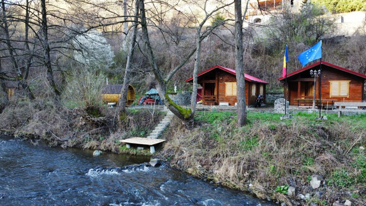 Eden Natural Resort - Transalpina Capalna Bagian luar foto