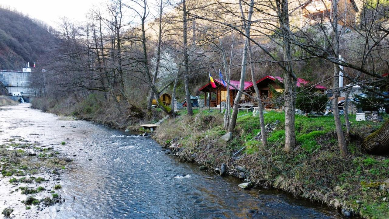 Eden Natural Resort - Transalpina Capalna Bagian luar foto