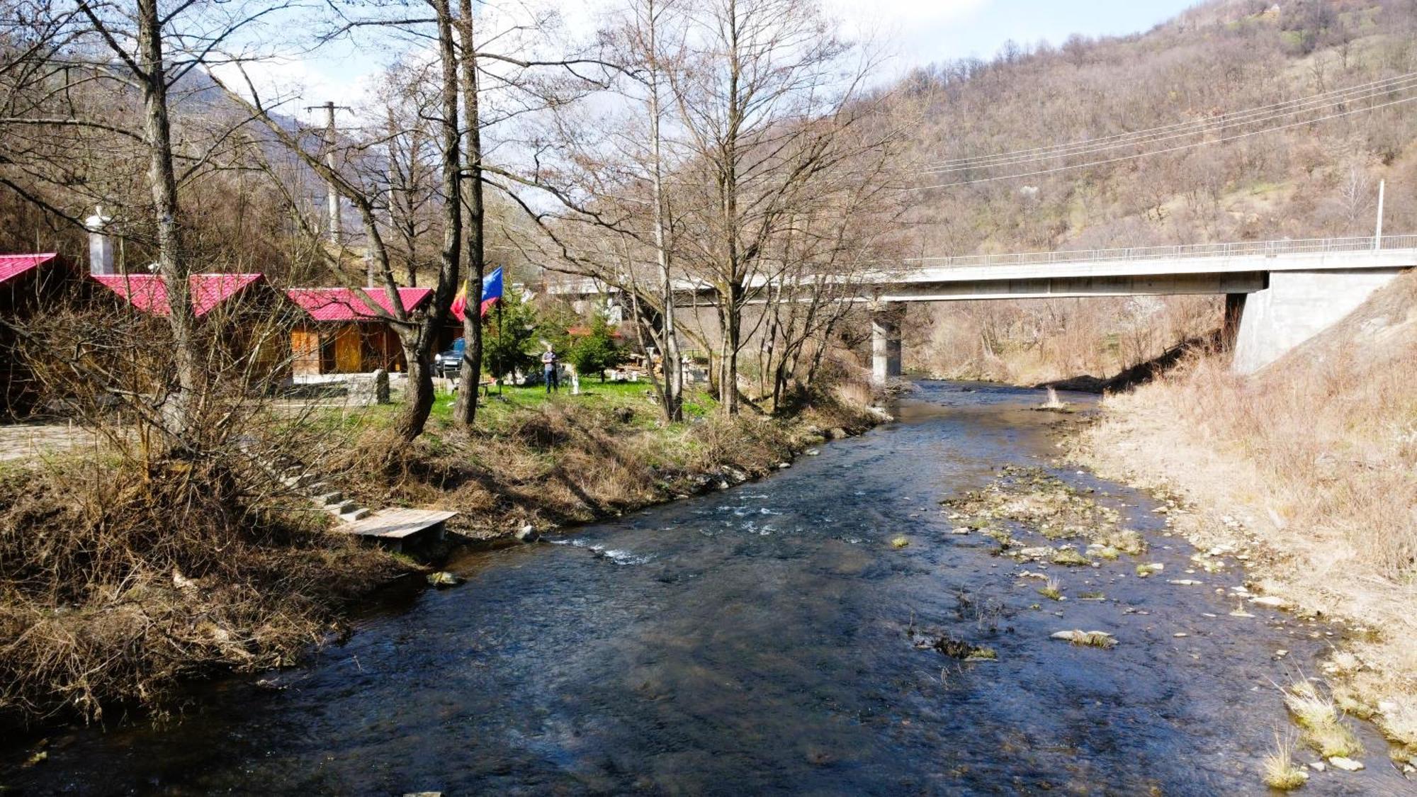 Eden Natural Resort - Transalpina Capalna Bagian luar foto