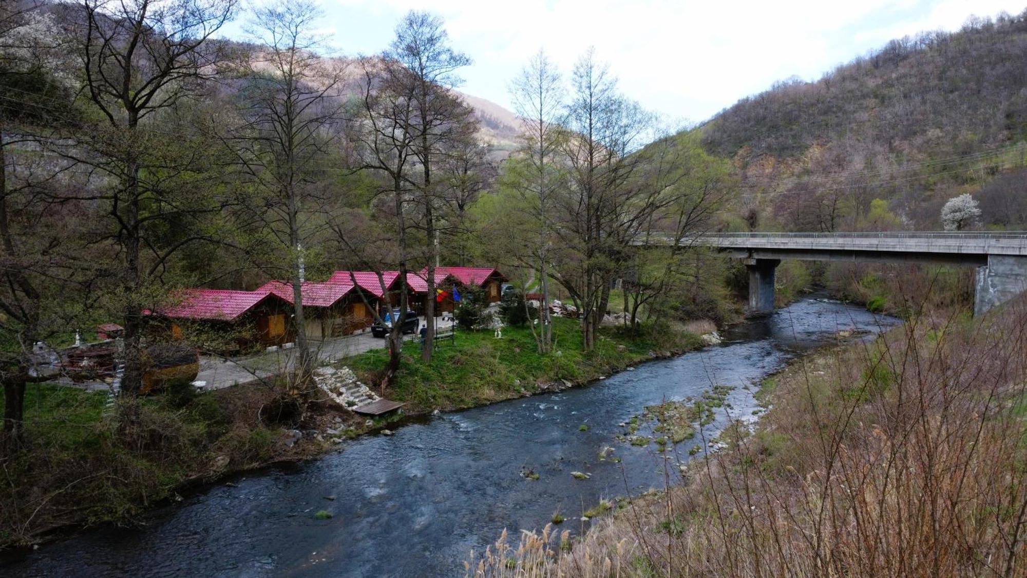 Eden Natural Resort - Transalpina Capalna Bagian luar foto