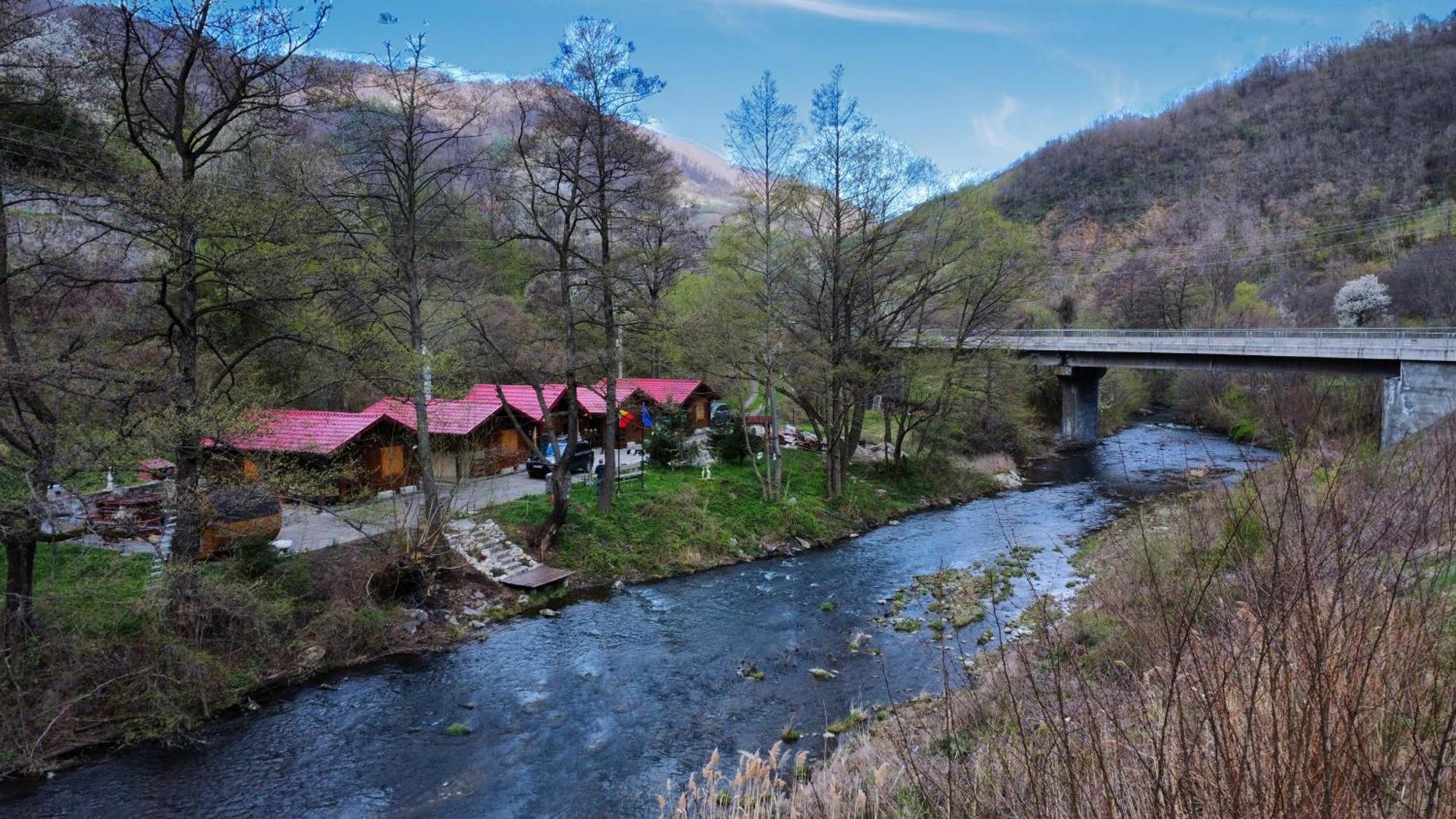 Eden Natural Resort - Transalpina Capalna Bagian luar foto